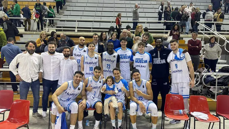 El Ciudad de Huelva tras ganar en Huesca.