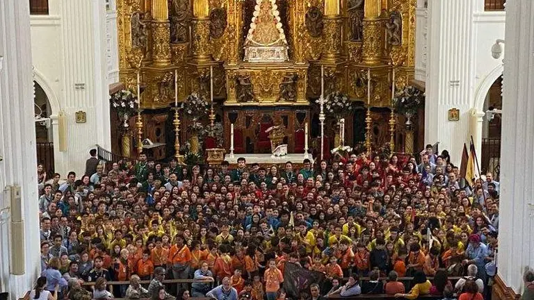 Los scouts, ante la Virgen