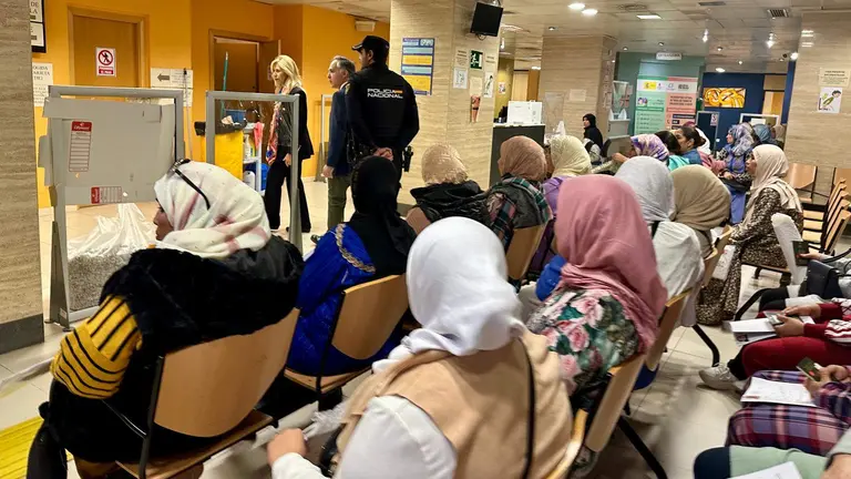 Trabajadoras marroquíes recogen su Tarjera en dependencias policiales