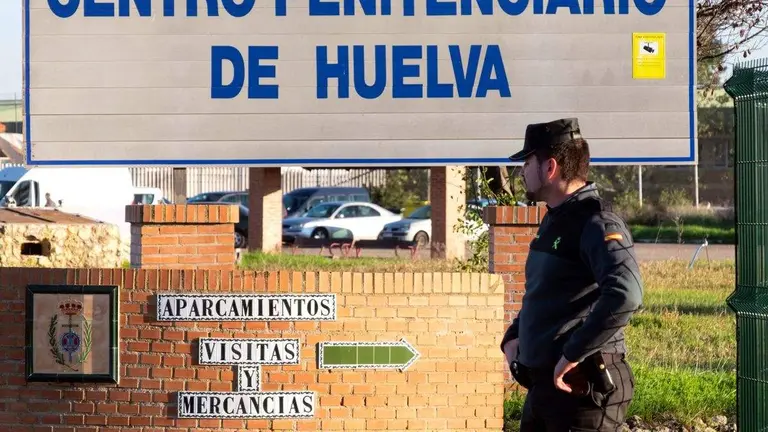 Un agente vigila la prisi&oacute;n