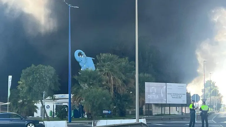 Incendio en Hierros Espa&ntilde;a, donde se observa a los agentes de la Polic&iacute;a LOcal sin mascarilla
