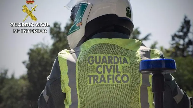 Un patrullero de la Guardia Civil en la A-49