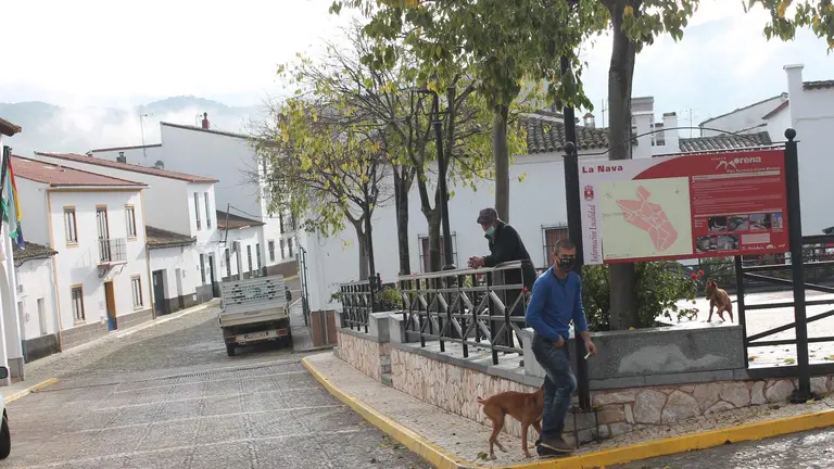 Dos hombres, en el paseo de La Nava