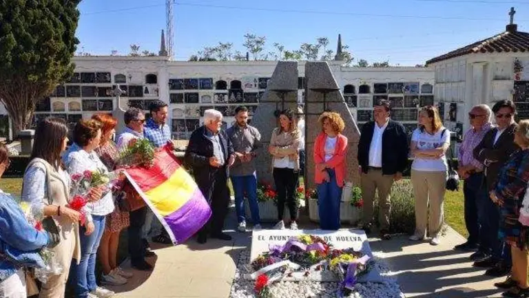 Integrantes del PSOE de Huelva, hoy 14 de abril conmemoración de la República en el monumento a las víctimas del franquismo en La Soledad