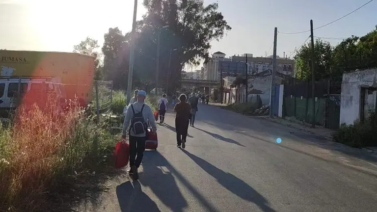 Pasajeros vuelven a pie a la estación de Huelva tras el inidente de ayer tarde (Foto: C.F.)