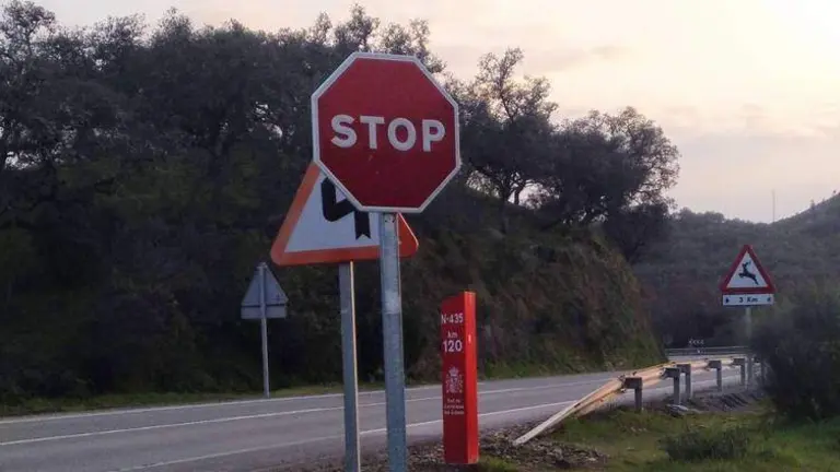 Curva peligrosa en la N-435