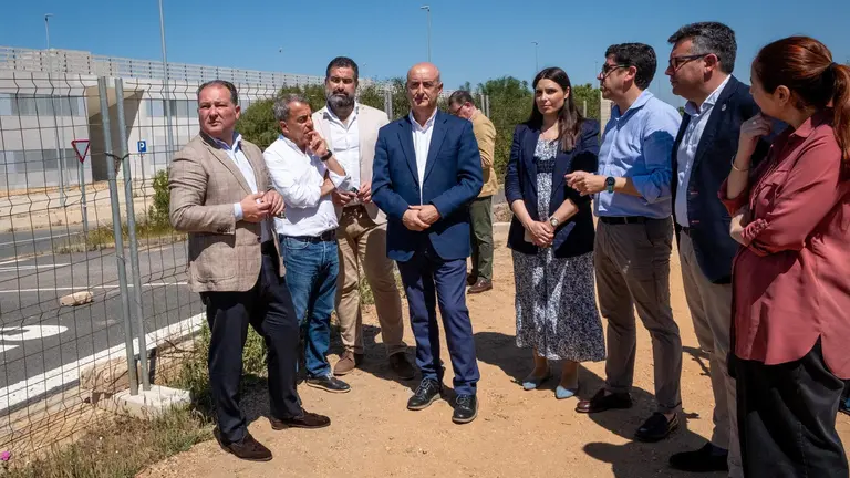 David Toscano, junto a los alcaldes de la zona, junto al Chare de Lepe