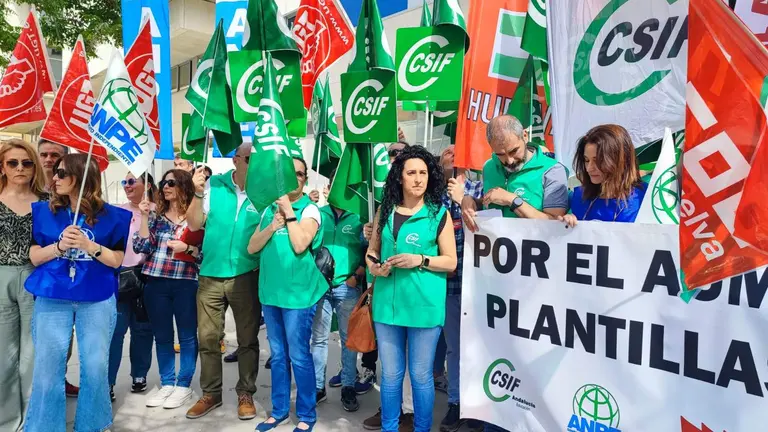 Protesta ante Educación de delegados del CSIF y demás sindicatos del sector