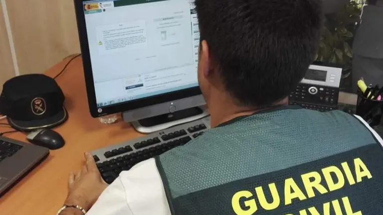 UN agente toma los datos en el cuartel