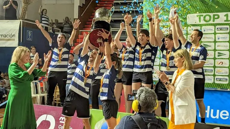 El CB IES La Orden alza la copa de Campeón de Liga.