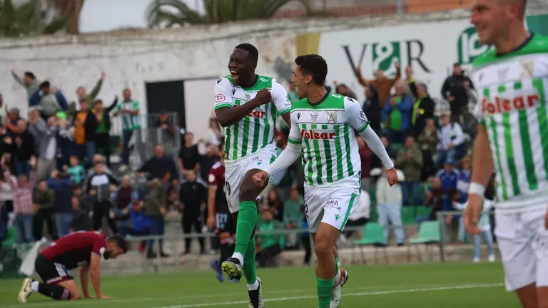 Los jugadores del Sanluqueño celebran su gol ante el Recre.