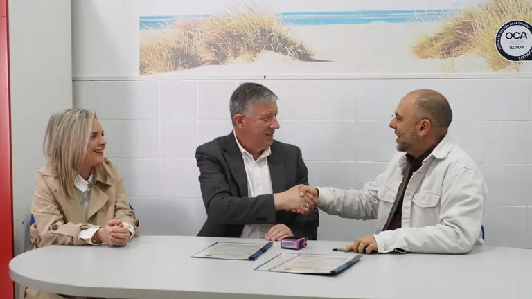 El alcalde palermo, Carmelo Romero, en una de las firmas