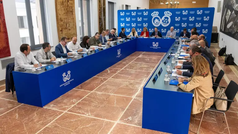 Mesa de la Comision  por las infraestructuras