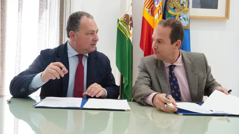 Firma del convenio entre la Diputaci&oacute;n y la UNIA
