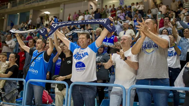 La afición del Ciudad de Huelva en acción.