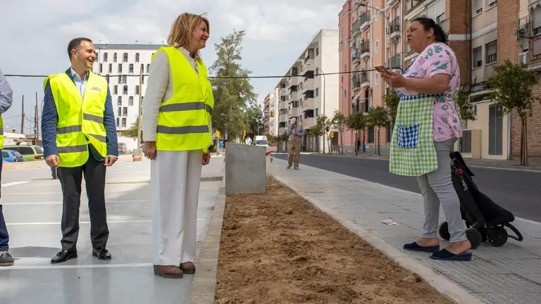 La alcaldesa charla con una vecina