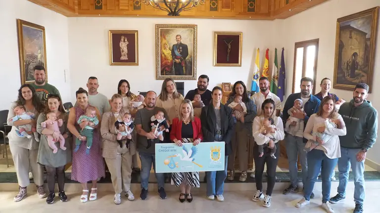 Entrega de ayudas sociales en Palos