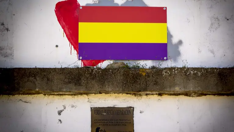 Imagen del recuerdo a los asesinados en el puente