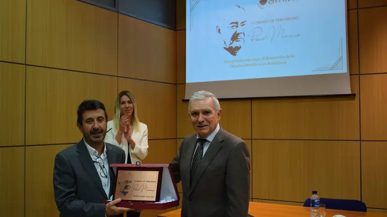 El periodista Ginés Donaire recibe el IV Premio de Periodismo ‘Paco Moreno’, entregado en diciembre de 2023.