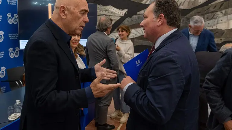 Toscano charla con Ovalle, en presencia de Ana Martín