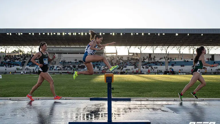 La lluvia deslució el Meeting.