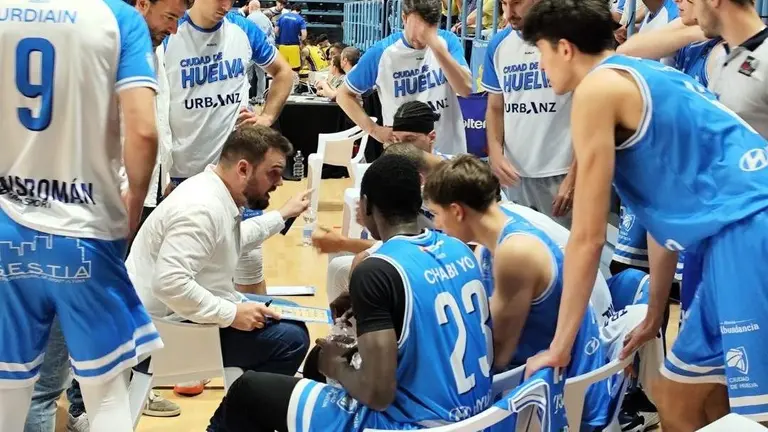 El Ciudad de Huelva en un tiempo muerto.