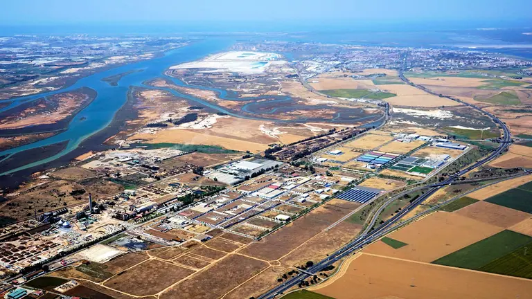 Parque Huelva Empresarial, con los fosfoyesos al fondo