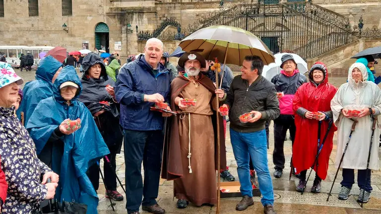 Reparto de fresas de Huelva en la Plaza del Obradoiro de Santiago