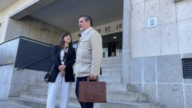 El socialista Ferrera, en las puertas del Palacio de Justicia