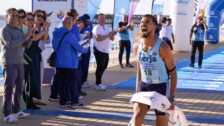 La rabia de Zakaria Boufaljat al cruzar la línea de meta.