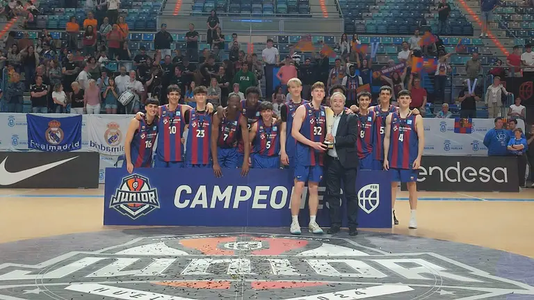 El Barça celebra su éxito en Huelva.