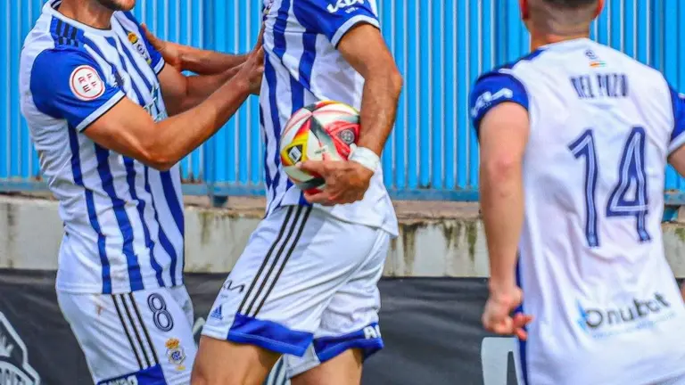 Pablo Caballero celebra uno de sus dos goles al Intercity.