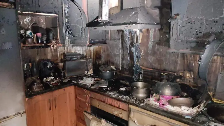 Estado de la cocina del inmueble tras el incendio