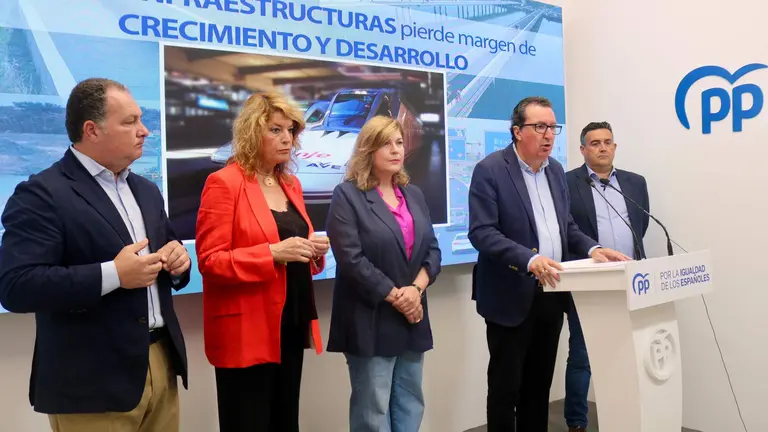 González, junto a los cargos institucionales del PP de Huelva