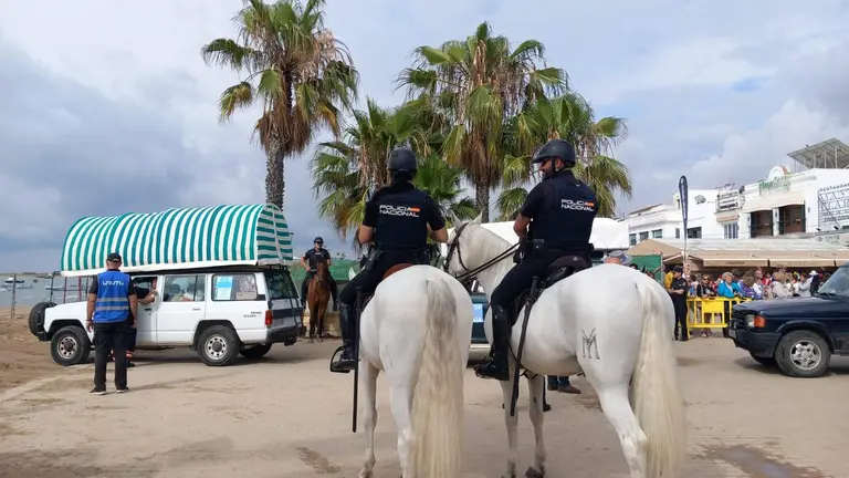Agentes de Policía vigilan los caminos