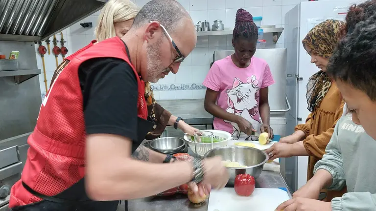 Cruz Roja Reparto Alimentos Personas sin Hogar