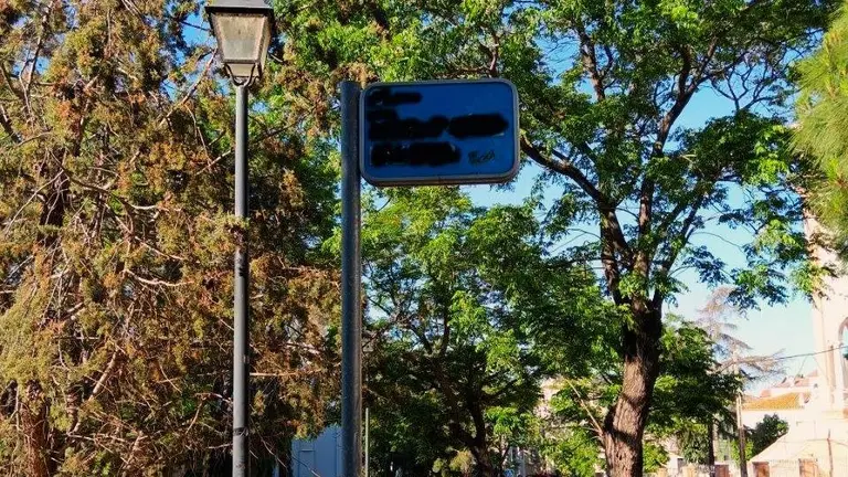 Nombre tachado del callejero