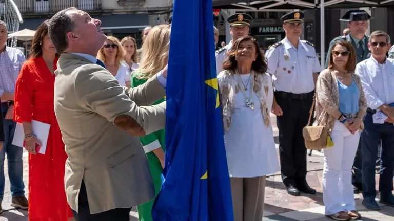Toscano iza la bandera en el D&iacute;a de Europa