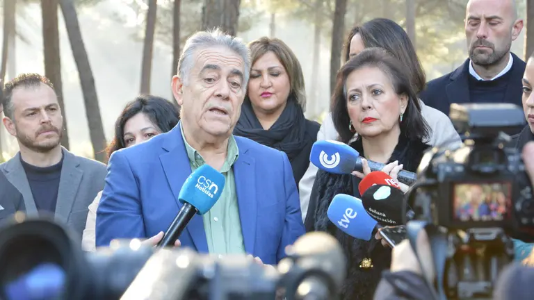 Francisco Bella, junto a la alcaldesa de Hinojos