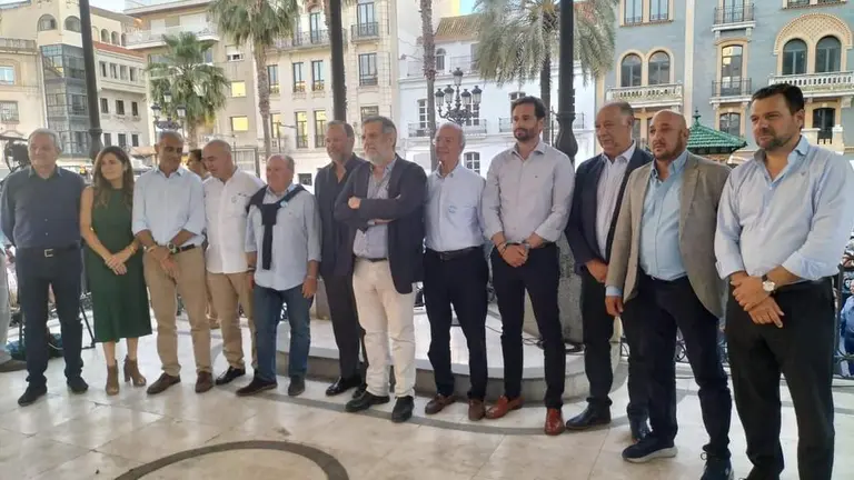 Garc&iacute;a del Hoyo, en el centro, dio lectura al manifiesto