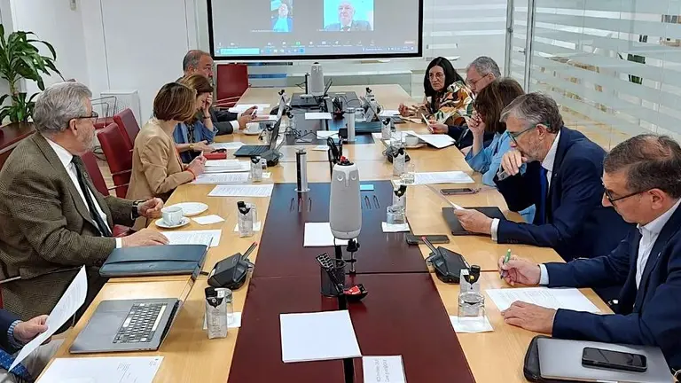 Al fondo, María Antonia Peña, en la CRUE