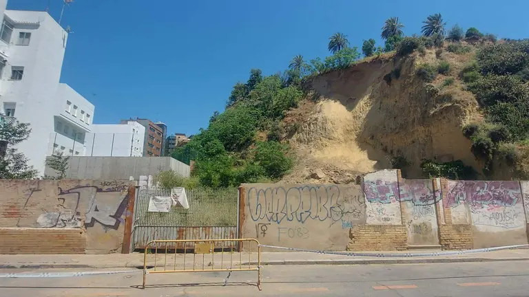 Estado en el que ha quedado el cabezo, a la izquierda el colegio San Vicente de Paúl