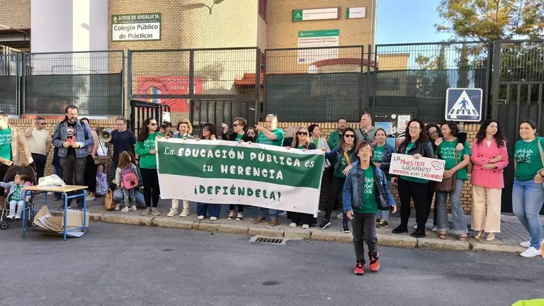 Protesta en el CEIP Prácticas de la capital onubense