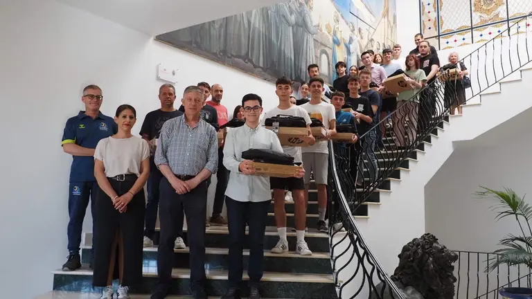 El alcalde y alumnado, en la entrega de ayudas sociales educativas