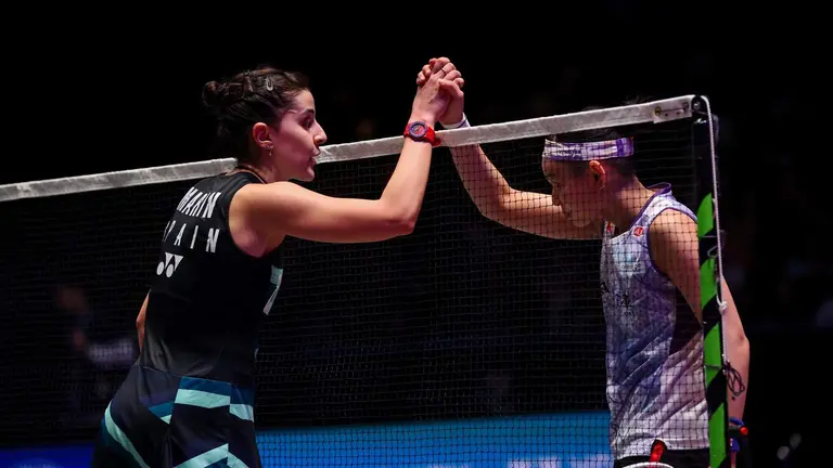 Carolina Marín saludando a una rival.