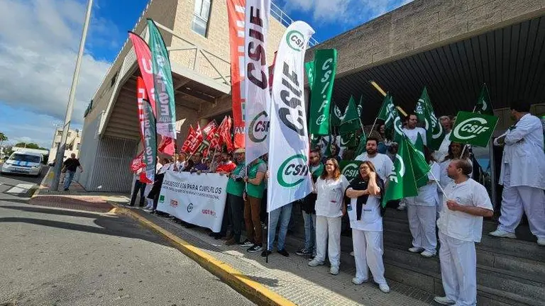 Protesta sindical a las puertas del Juan Ramón Jiménez