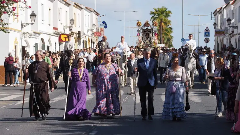 El alcalde, Carmelo Romero, encabezó la despedida palerma a su Hermandad