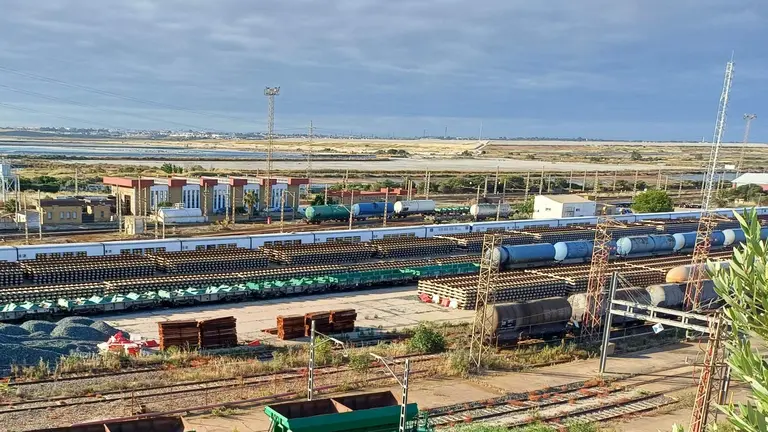 Nudo ferroviario de Mercancías en Huelva, con los fosfoyesos de fondo