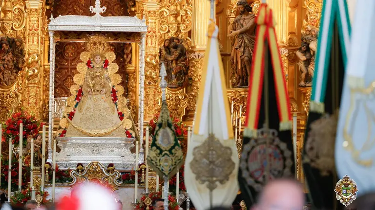 La Reina de las Marismas, ayer tarde en el Santuario, al comienzo del acto de presentación de hermandades