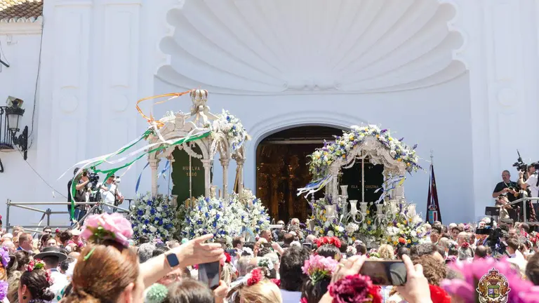 Llegada del Simpecado de la Hermandad de Huelva a la Puerta del Santuario.